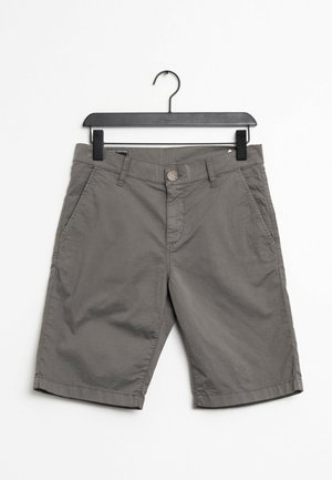 Shorts gris décontractés suspendus sur un cintre noir sur fond blanc, avec passants de ceinture, poches avant et fermeture par bouton.
