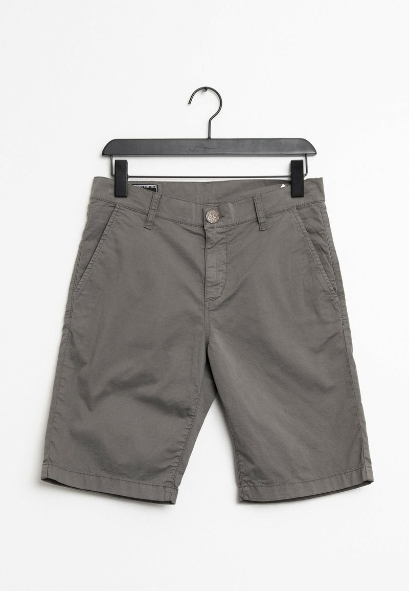 Shorts gris décontractés suspendus sur un cintre noir sur fond blanc, avec passants de ceinture, poches avant et fermeture par bouton.