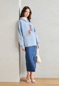 Scotch & Soda WASHED ARTWORK OVERSIZED HOODIE - Jersey con capucha - lake blue
