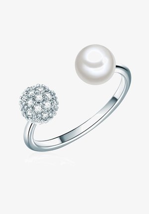 Strieborný prsteň so zaoblenou perlou a guľovým zhlukom čírych drahokamov. Hladký povrch s minimalistickým otvoreným dizajnom.