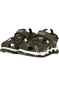 Gröna sandaler med överdel i mesh med kamouflage mönster, justerbara remmar och en strukturerad sula i vitt och svart för bra grepp.