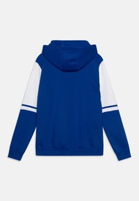 Sweatshirt à capuche bleu avec accents blancs sur les manches, présentant un design uni, des poignets et une taille côtelés pour un look ajusté.