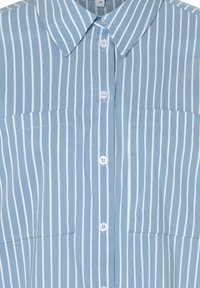 Hellblauses Button-up-Shirt mit weißen vertikalen Streifen, geräumigem Kragen, zwei vorderen Taschen und glatter Stoffqualität.