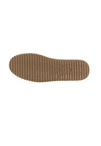Suola di scarpa in gomma, marrone con texture rigata e dettagli di marca; presenta scanalature orizzontali e una superficie decorata per migliorare la trazione.