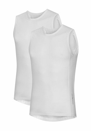 Mann trägt eine weiße ärmellose Mesh-Baselayer und schwarze gepolsterte Radhosen mit Trägern und sichtbarem Helmriemen.
