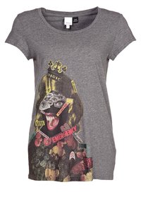 Camiseta gris de manga corta con un diseño gráfico colorido que presenta un rostro humano, elementos florales y varios parches de texto en negrita. Material de algodón.