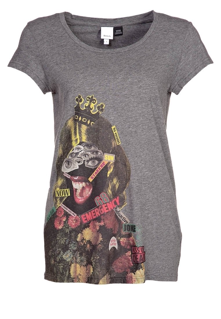Camiseta gris de manga corta con un diseño gráfico colorido que presenta un rostro humano, elementos florales y varios parches de texto en negrita. Material de algodón.