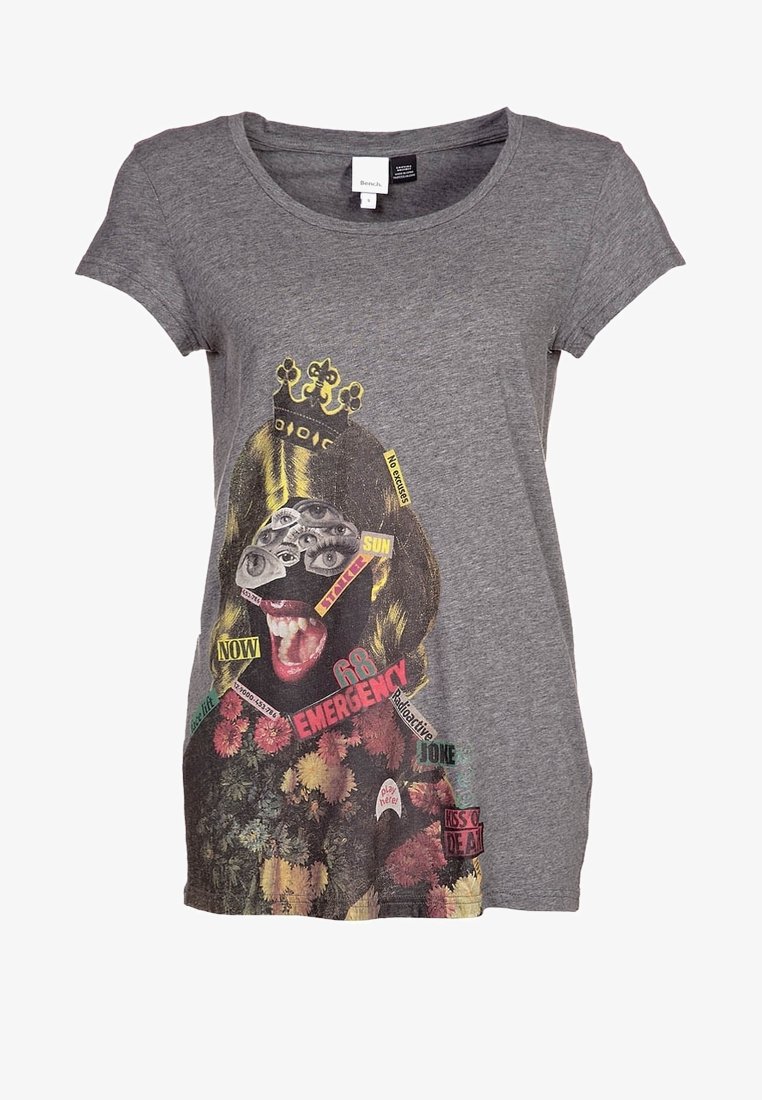 Šedé tričko s krátkým rukávem s barevným grafickým designem, na kterém je lidská tvář, květinové prvky a různé výrazné textové nášivky. Bavlněný materiál.