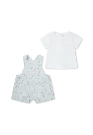 Camiseta blanca de manga corta para bebé combinada con pantalones cortos tipo peto a rayas azul claro con pequeños estampados de hojas y botones a presión.