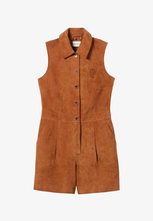 Tuta corta smanicata in camoscio marrone con collo a camicia, chiusura frontale con bottoni, tasche laterali e logo impresso sul petto.