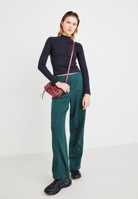GAP PANT - Treniņtērpa apakšdaļas - essex green
