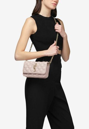 Borsa a tracolla in pelle trapuntata rosa chiaro con hardware dorato, cinturino a catena e logo prominente. Forma rettangolare con chiusura a pattina e texture liscia.