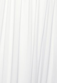 Valkoinen kangas pehmeällä tekstuurilla, valuva kohoilu ja sileä pinta. Yhtenäinen väri koko matkalta ilman näkyviä kuvioita tai koristeita.