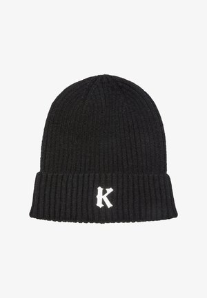 Căciulă neagră din tricot ribbed cu tiv pliat; are un logo brodat alb cu litera "K" pe față. Textură moale, design ajustat.