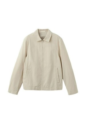 Béžová bežná bunda s dlhými rukávmi, predným zipsom, golierom a dvoma šikmými prednými vreckami na bielom pozadí.