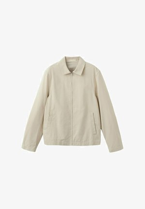 Veste décontractée beige à manches longues, fermeture éclair à l'avant, col, et deux poches avant inclinées sur fond blanc.