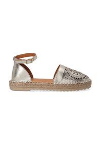 Metalické stříbrné espadrilky s kotníkovým páskem, tkanou juteovou podrážkou, dekorativní výšivkou na špičce, otevřenými bočními stranami a hladkou koženou texturou.