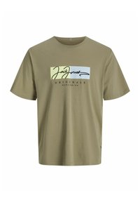 Olivengrøn bomulds T-shirt med rund hals, der har et trykt logo i sort og lys blå samt teksten "ORIGINALS WORLDWIDE" nedenunder.