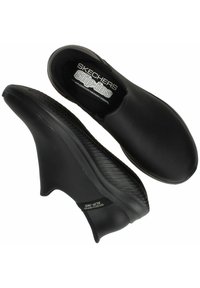 Zwarte instapschoenen met een glad ontwerp, gemaakt van flexibel materiaal, voorzien van een gemarmerde zool en een inlegzool van traagschuim voor comfort.