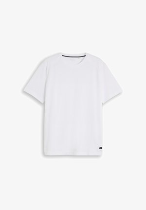 Effen wit T-shirt met korte mouwen en een ronde hals met een klein zwart labeltje vlak bij de onderzoom op een witte achtergrond.