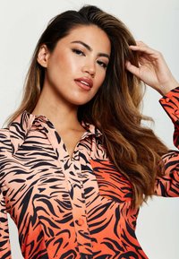 Liquorish Button-down blouse - red