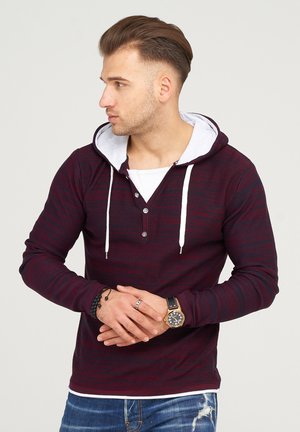 Maronenfarbener, gestreifter Langarm-Hoodie mit weißen Kordeln, geknöpftem Ausschnitt und kontrastierendem weißen Innenfutter. Lässige Passform, strukturierter Stoff.