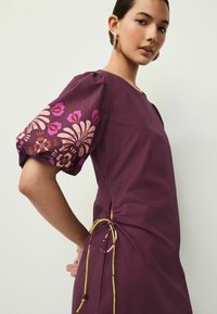 Next SIDE PUFF MIDI - REGULAR FIT - Maxi ruha - wine red floral placement