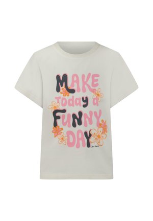 Witte katoenen T-shirt met grote, kleurrijke tekst "MAKE today a FUNNY DAY," versierd met bloemaccenten in roze en oranje.