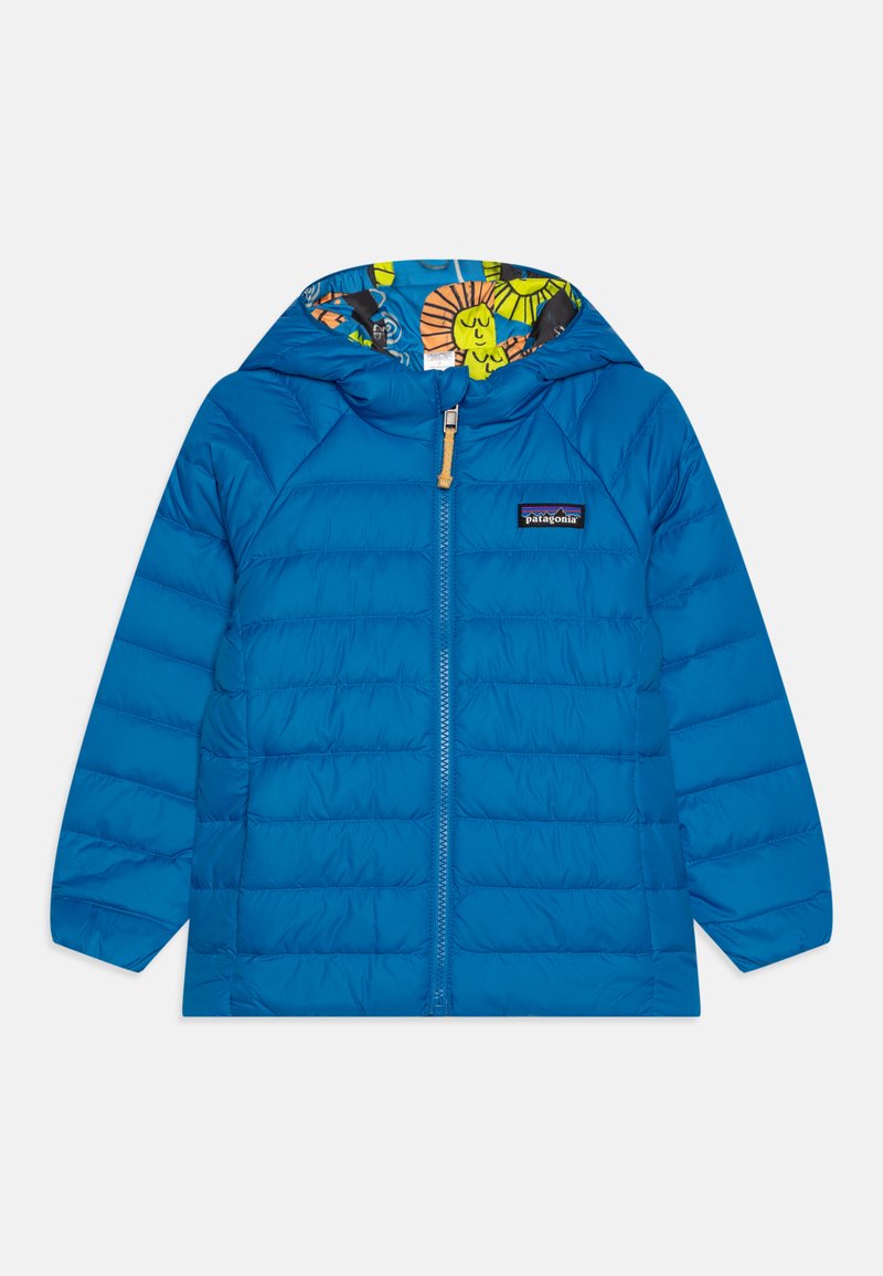 Casaco azul tipo puffer com fecho à frente, apresentando um forro de capuz com um padrão colorido. Confeccionado em tecido acolchoado com bolsos laterais.