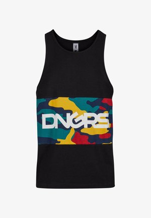 Čierny tielko s multikolórovým maskáčovým pásom v žltej, modrej, červenej a zelenej farbe, s bielym nápisom "DNGRS" v strede.