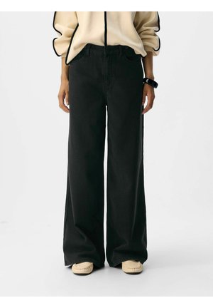 - Wide leg