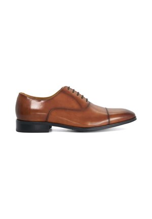 Bruine leren Oxford nette schoen met zwarte zool en gesloten vetersluiting, gepolijste afwerking en cap toe detail, zijaanzicht.