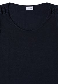 Top noir sans manches avec une encolure ronde, des détails tressés sur les deux épaules et une étiquette blanche indiquant "Cecil" à l’intérieur du col.