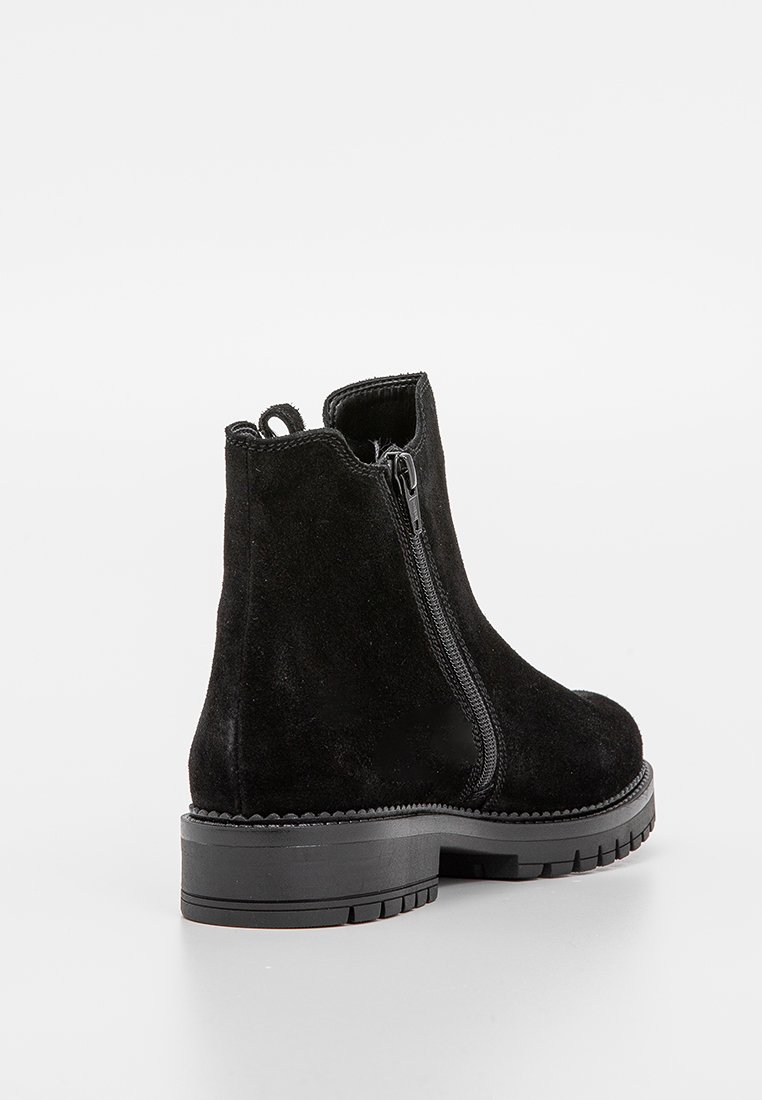 Schwarze Wildleder-Stiefeletten mit seitlichem Reißverschluss, runder Zehenpartie, strukturiertem Obermaterial und einer kontrastierenden Gummisohle mit profiliertem Muster.