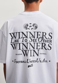 Pegador VIZZINI OVERSIZED TEE - Μπλουζάκι με στάμπα - white