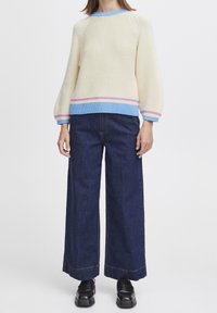 b.young Sweter