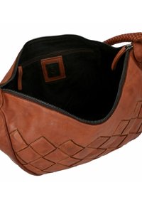 Borsa a mano in pelle marrone con motivo a diamante, texture morbida e chiusura con zip. L'interno è in tessuto nero con una piccola tasca e un'etichetta con logo.