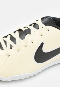 Nike Performance LEGEND 10 CLUB UNISEX - Fotballsko for gress - lemonade/black