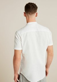Next LINEN BLEND SHORT SLEEVE SHIRT WITH GRANDAD COLLAR - Overhemd - white