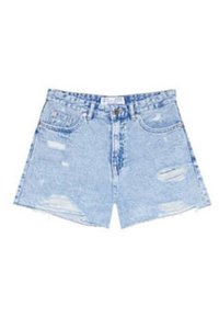 Pantalones cortos de denim azul claro con dobladillo deshilachado, detalles desgastados y un diseño de cinco bolsillos con cierre de cremallera en la parte delantera.