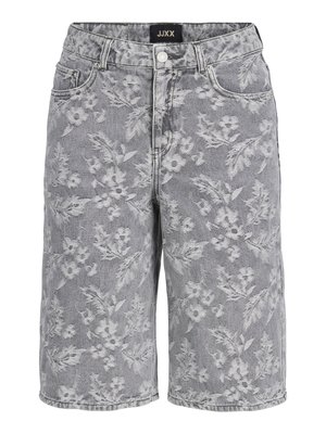 Short en denim gris avec un motif floral subtil sur l’ensemble, bouton devant, fermeture éclair et passants de ceinture.