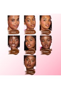 Acht Make-up-Looks in Quadraten dargestellt, mit verschiedenen Hauttönen. In jeder Reihe sind unter den Gesichtern in einem fließenden Banner die Produktnamen aufgeführt.