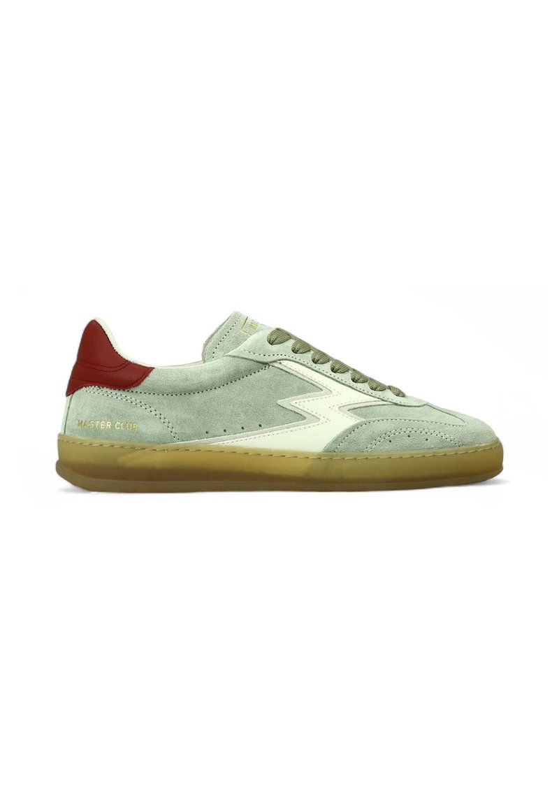 Sneaker basse con tomaia in suede verde chiaro, dettaglio a saetta bianca sui lati, linguetta posteriore rossa e suola in gomma traslucida.