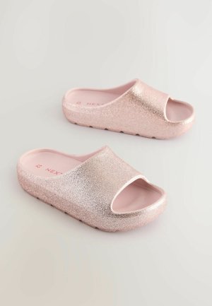 Roze glinsterende slidesandalen met een open teen ontwerp, een gestructureerde bovenkant en een gevoerde zool, met een ronde vorm en een subtiele glans.