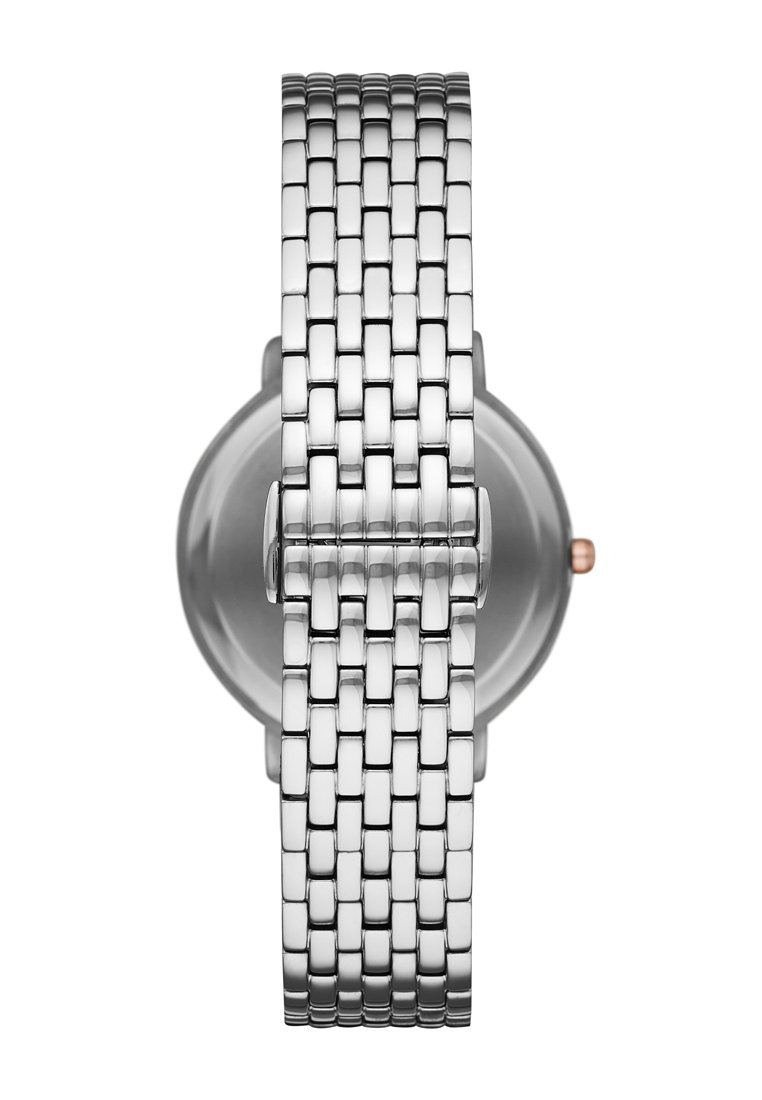 Srebrny zegarek metalowy z plecionym wzorem bransolety, okrągłą tarczą i małym akcentem różowego złota z boku. Polerowana powierzchnia odbija światło.