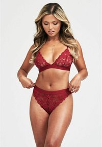 Rode kanten lingerieset met een bloemenpatroon, driehoekige bh en bijpassende hoog-gewicht slip met een zachte elastische band.