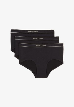 Trzy czarne slipy marki Marc O’Polo ułożone na stosie, każdy z białym logo i cienkim białym paskiem na gumce, wykonane z bawełny, o pełnym kroju zapewniającym pełne pokrycie.