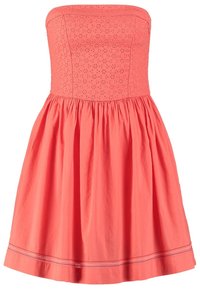 Korálově oranžové šaty bez ramínek s přiléhavým živůtkem zdobeným otvory ve tvaru dírek, nabíranou sukní a ozdobným prošitým lemem.
