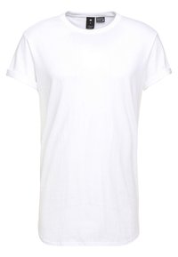 En enfärgad vit T-shirt med kort ärm och uppvikt ärm, rundad halsringning och en svart storleksetikett på insidan, uppställd på en vit bakgrund.