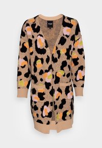 Sweter rozpinany w kolorze beżowym z wzorem w cętki lamparta. Posiada różowe, pomarańczowe i zielone akcenty, otwarty przód oraz dwie przednie kieszenie.